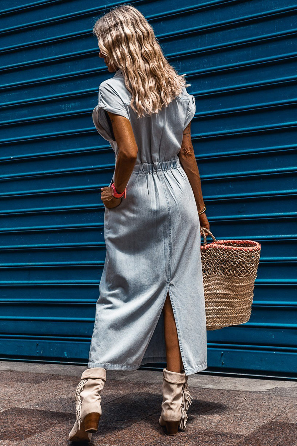 Beau blau kurzes fledermausärmel-denimkleid mit schlitz