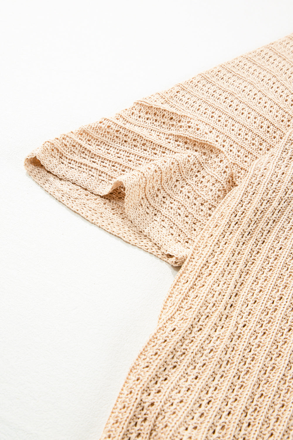 Khakifarbene strickjacke mit ausgehöhlten ärmeln und armbändern