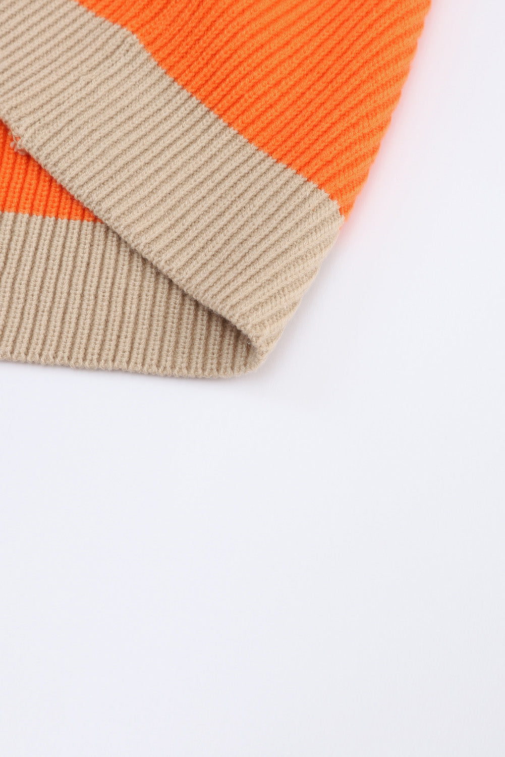 Orangefarbene colorblock-strickjacke mit rippstrick