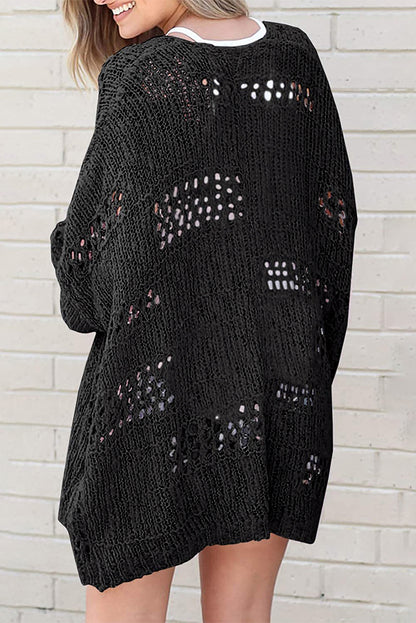 Schwarze lässige strickjacke mit dolman-ärmeln und lochmuster