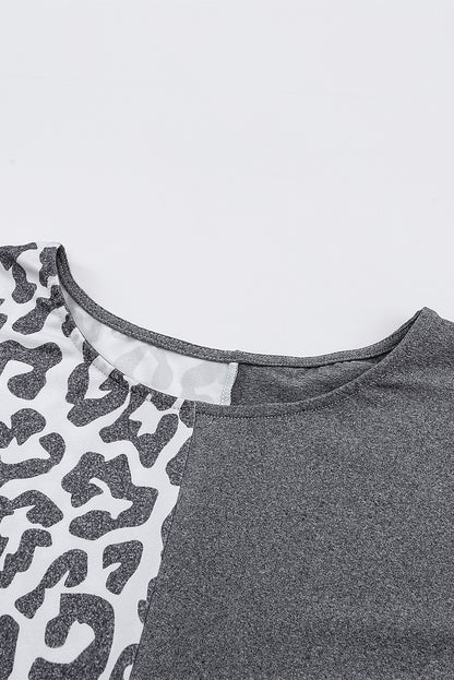 Graues kontrastfarbiges leoparden-t-shirt-kleid mit kurzen ärmeln und schlitzen