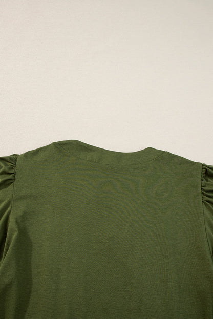 Verre groene t-shirtjurk met een geplooide halslijn en gepofte mouwen