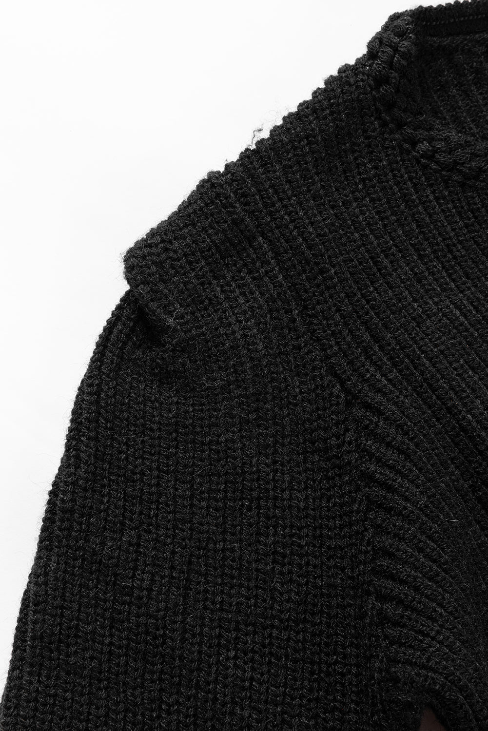 Schwarzer geflochtener pullover mit gekerbtem v-ausschnitt und gestrickten puffärmeln