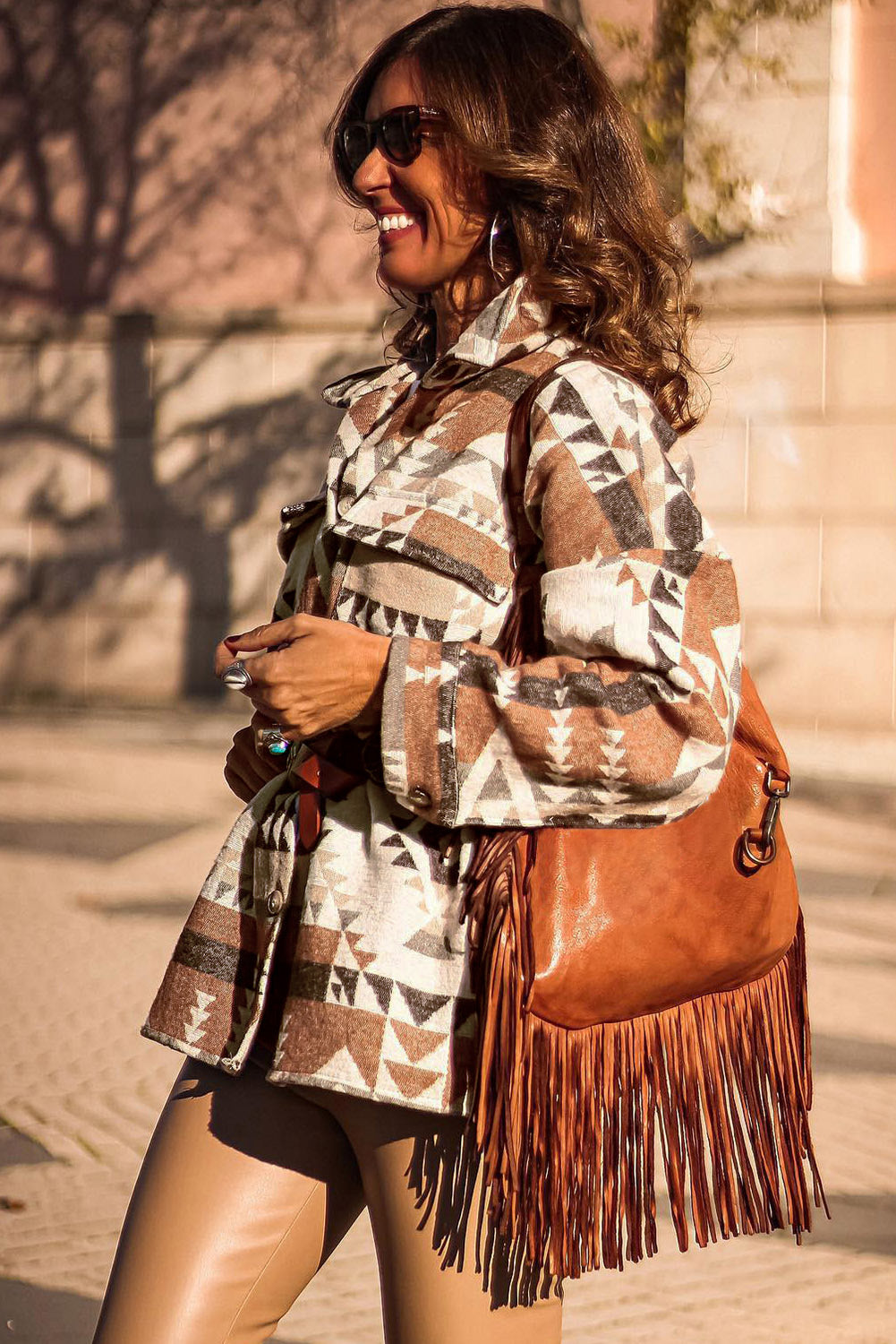 Braune jacke mit aztekendruck und klappentasche zum knöpfen