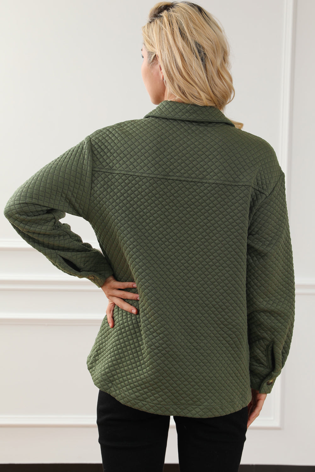 Grüne retro steppjacke mit klappe und knopfleiste