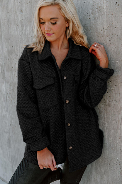 Schwarze retro steppjacke mit klappe und knopfleiste