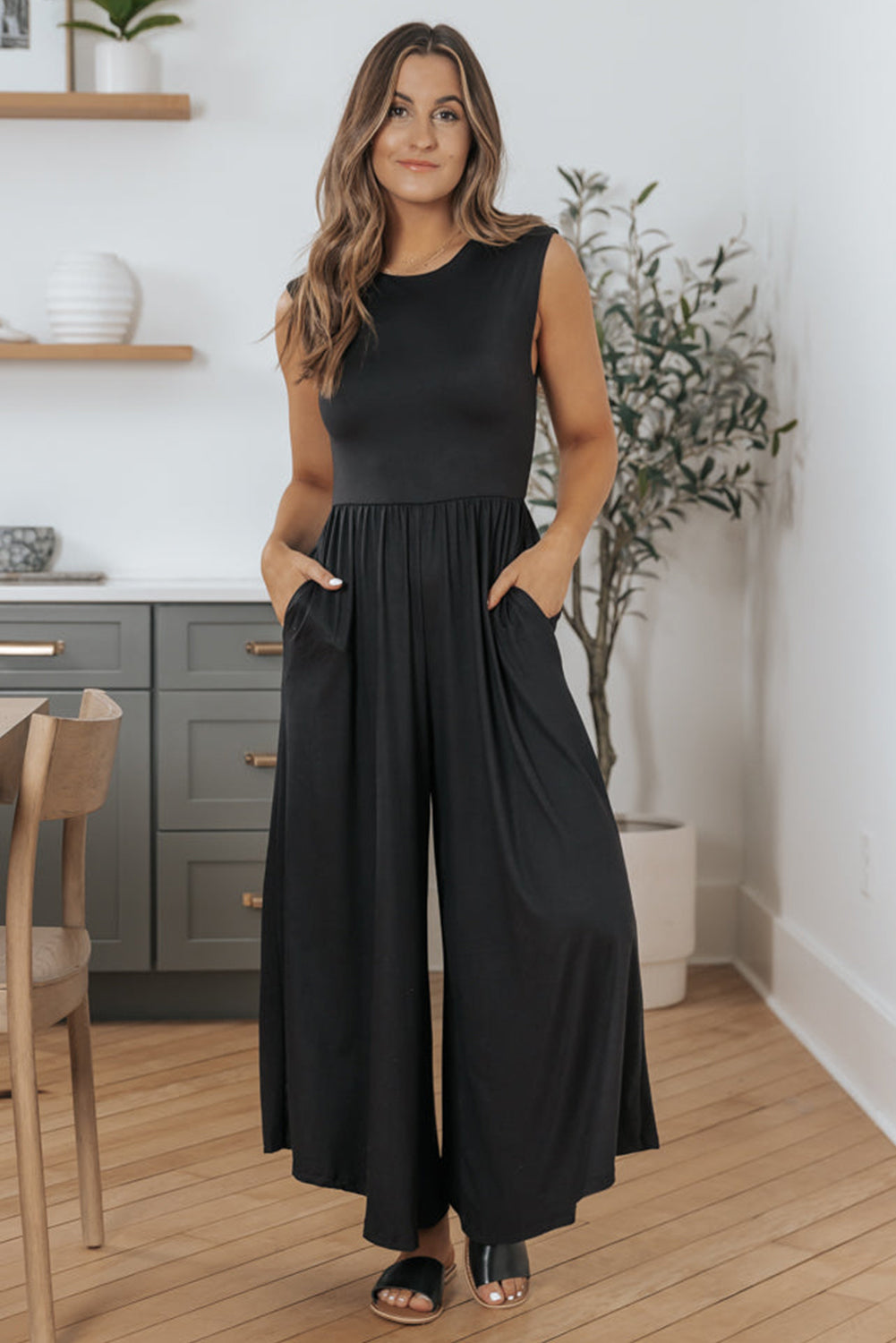 Zwarte jumpsuit met een wijde poot en open terug