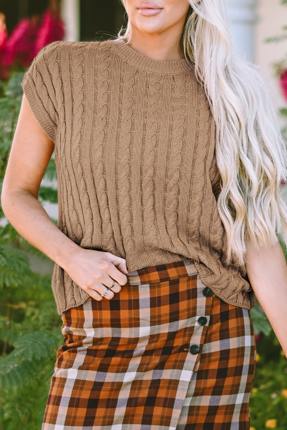 Light french beige rundhalsausschnitt kabelstrickpullover mit kurzen ärmeln