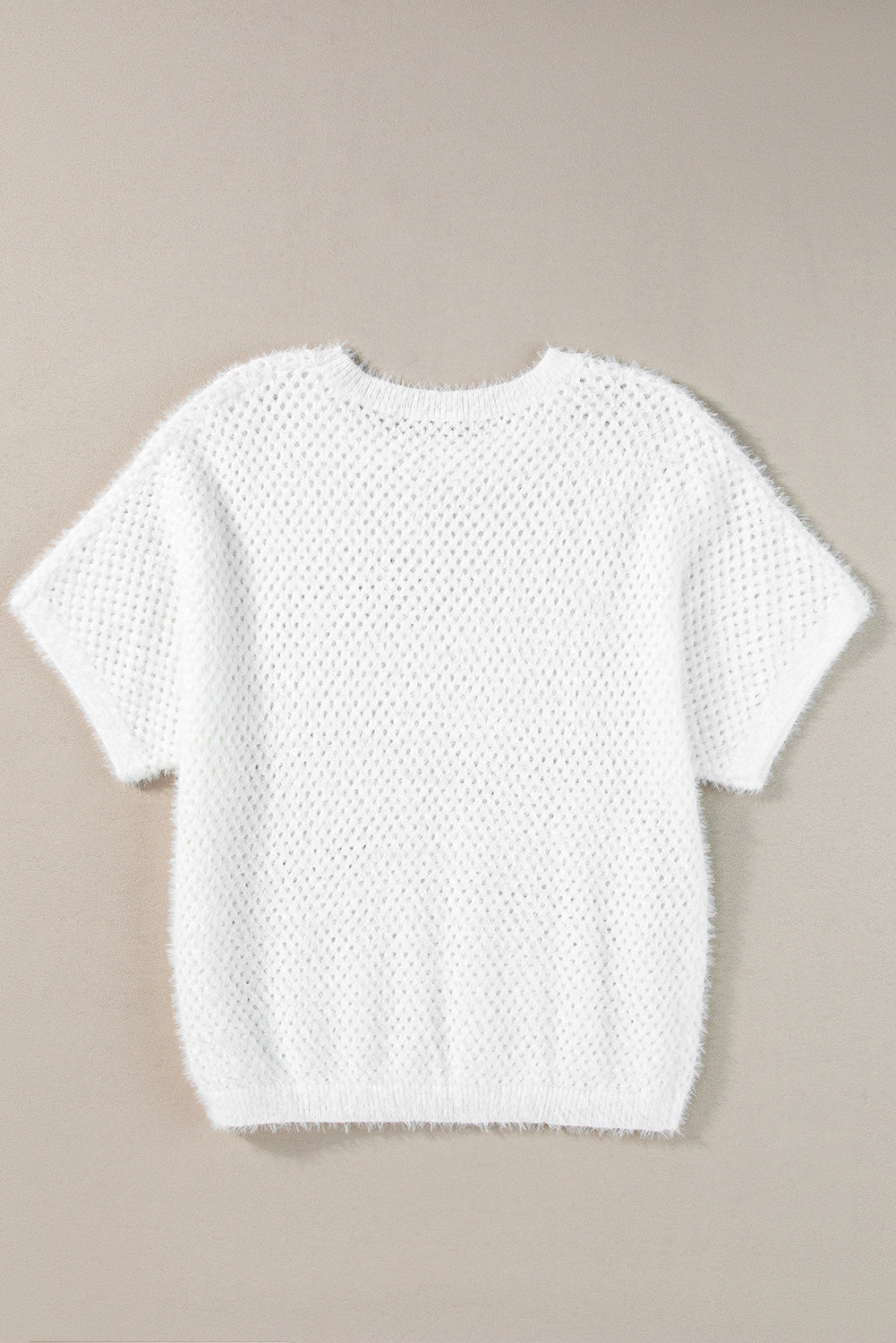 Weißes pullover-t-shirt mit gestrickten ösen