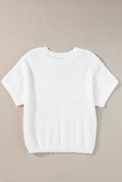 Weißes pullover-t-shirt mit gestrickten ösen