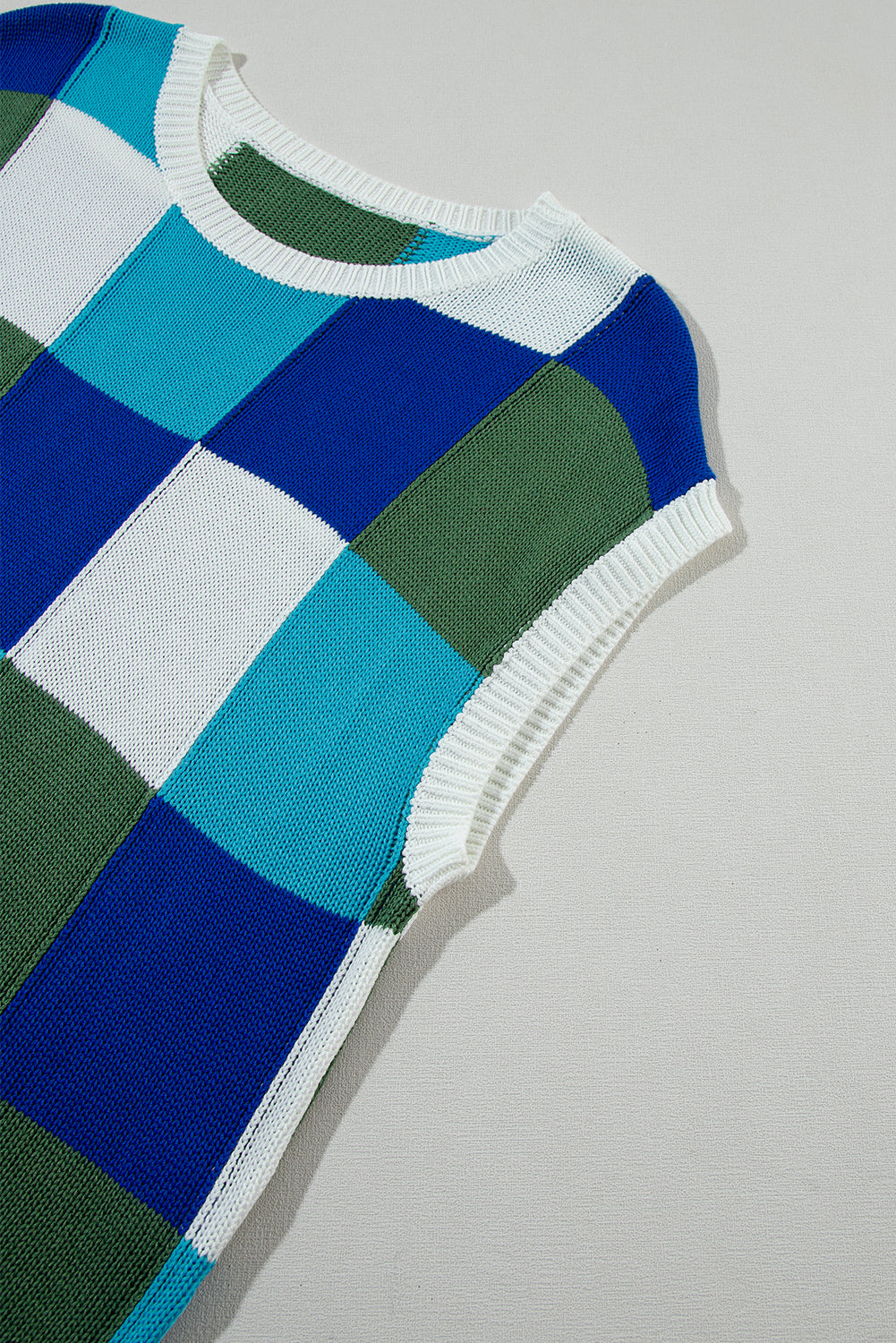 Dunkelblaue pullover mit kapuzenärmeln und farbblock