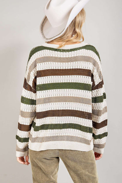 Gestreifter gehäkelter strickpullover mit lochmuster