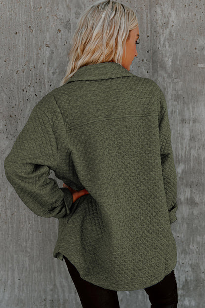 Grüne retro steppjacke mit klappe und knopfleiste