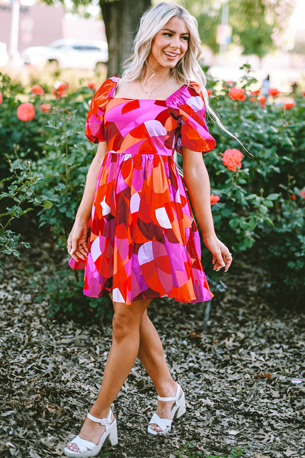 Rotes abstraktes kleid mit quadratischem ausschnitt und puffärmel