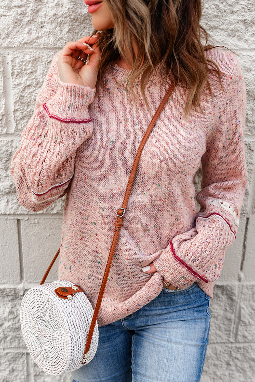 Rosa pullover mit pilling-detail und gemusterten ärmeln