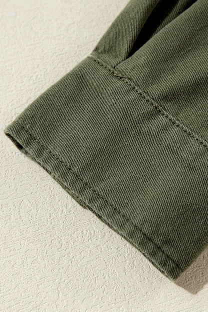 Moosgrüne jacke mit reißverschluss und enger taille mit druckknopfverschluss