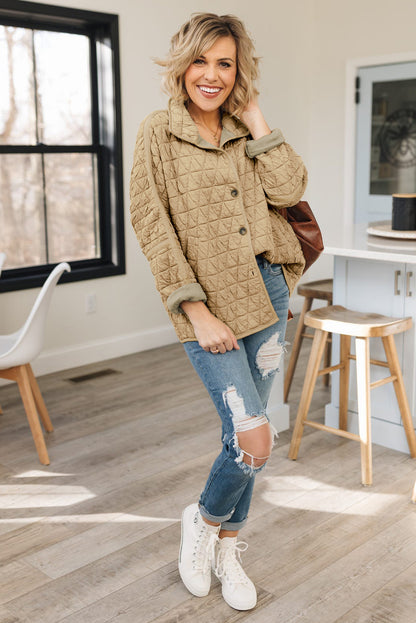 Khaki steppjacke mit trichterhals und knopfleiste