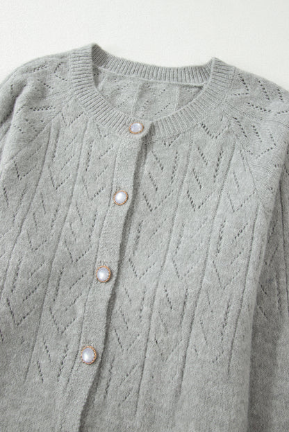 Geknöpfter strickcardigan mit lochmuster