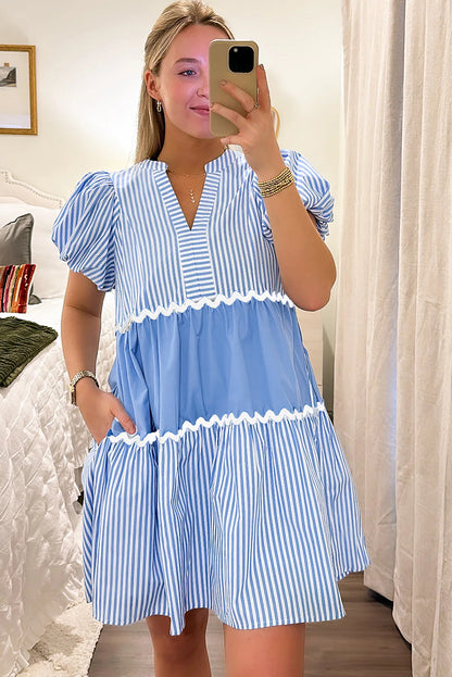 Sky Blue Ric Rac Striped Bubble Sleeve-jurk met een V-Neckline