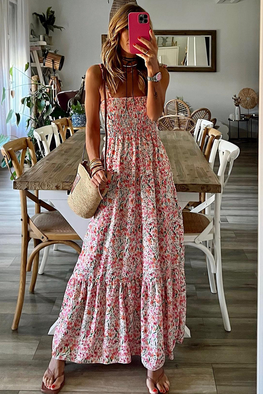 Weißes boho floral smocked gerafftes maxikleid