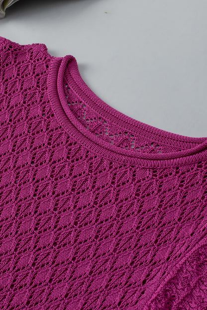 Violetter strukturierter strickpullover mit kurzen ärmeln und rüschen