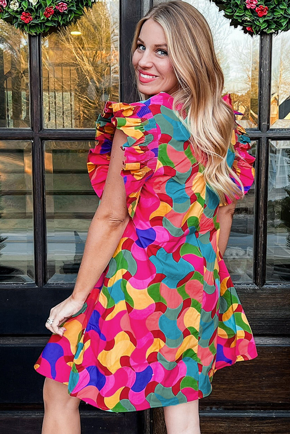 Abstraktes shift-kleid mit gerafften ärmeln in rosenrot