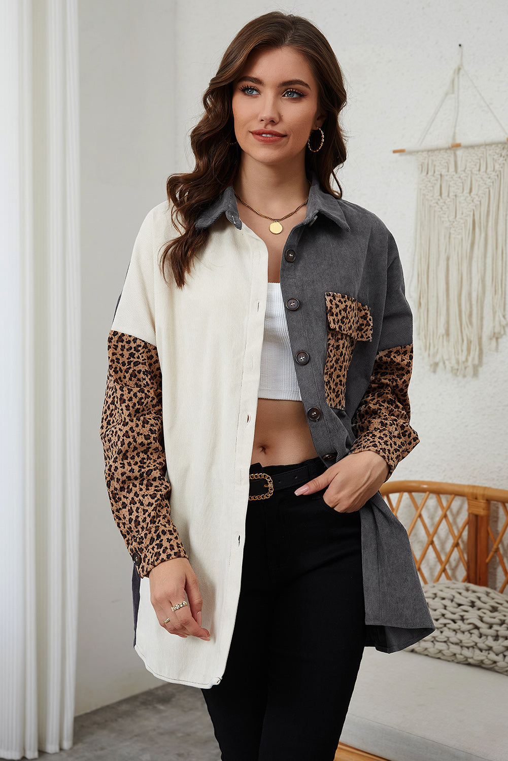 Graue cordjacke mit leopardenmuster und farbblock