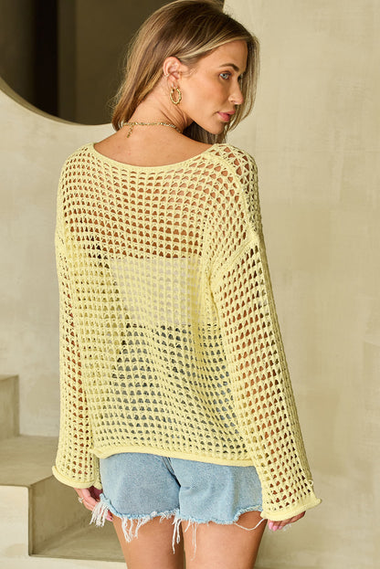 Gelber tunika-pullover mit glockenärmeln und offenem strickmuster