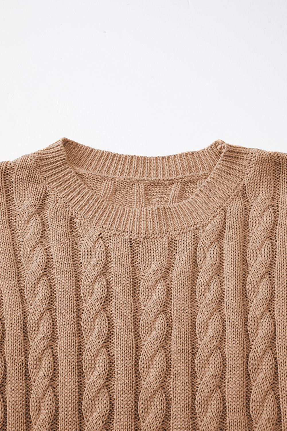 Light french beige rundhalsausschnitt kabelstrickpullover mit kurzen ärmeln