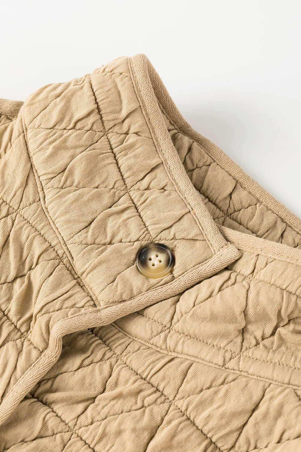 Khaki steppjacke mit trichterhals und knopfleiste