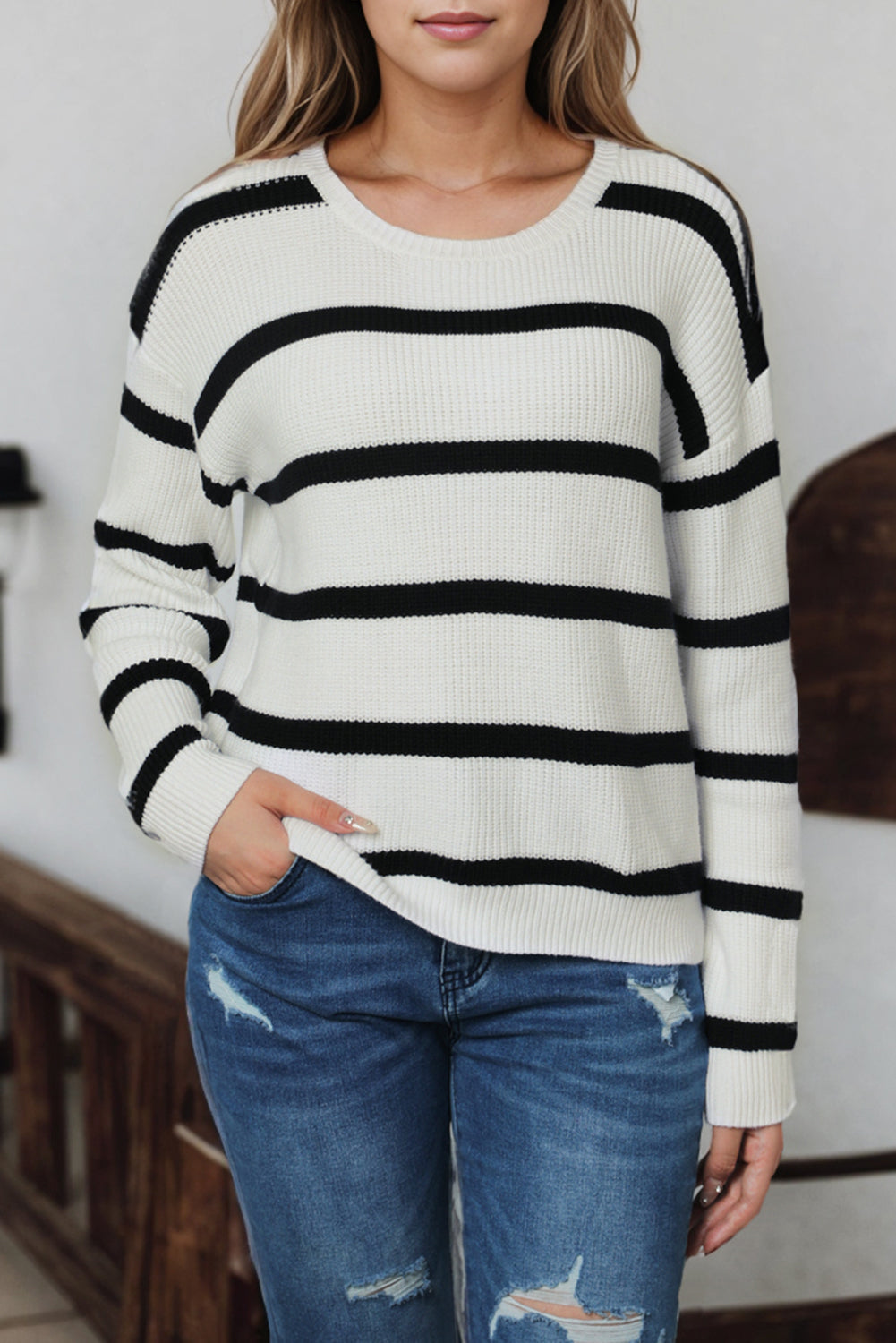 Gestreifter pullover mit knopfleiste