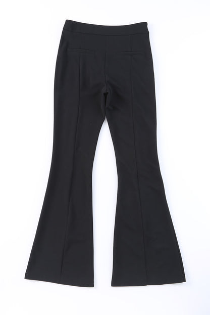 Schwarze hose mit geteiltem saum und hoher taille