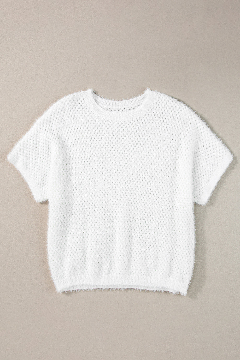 Weißes pullover-t-shirt mit gestrickten ösen