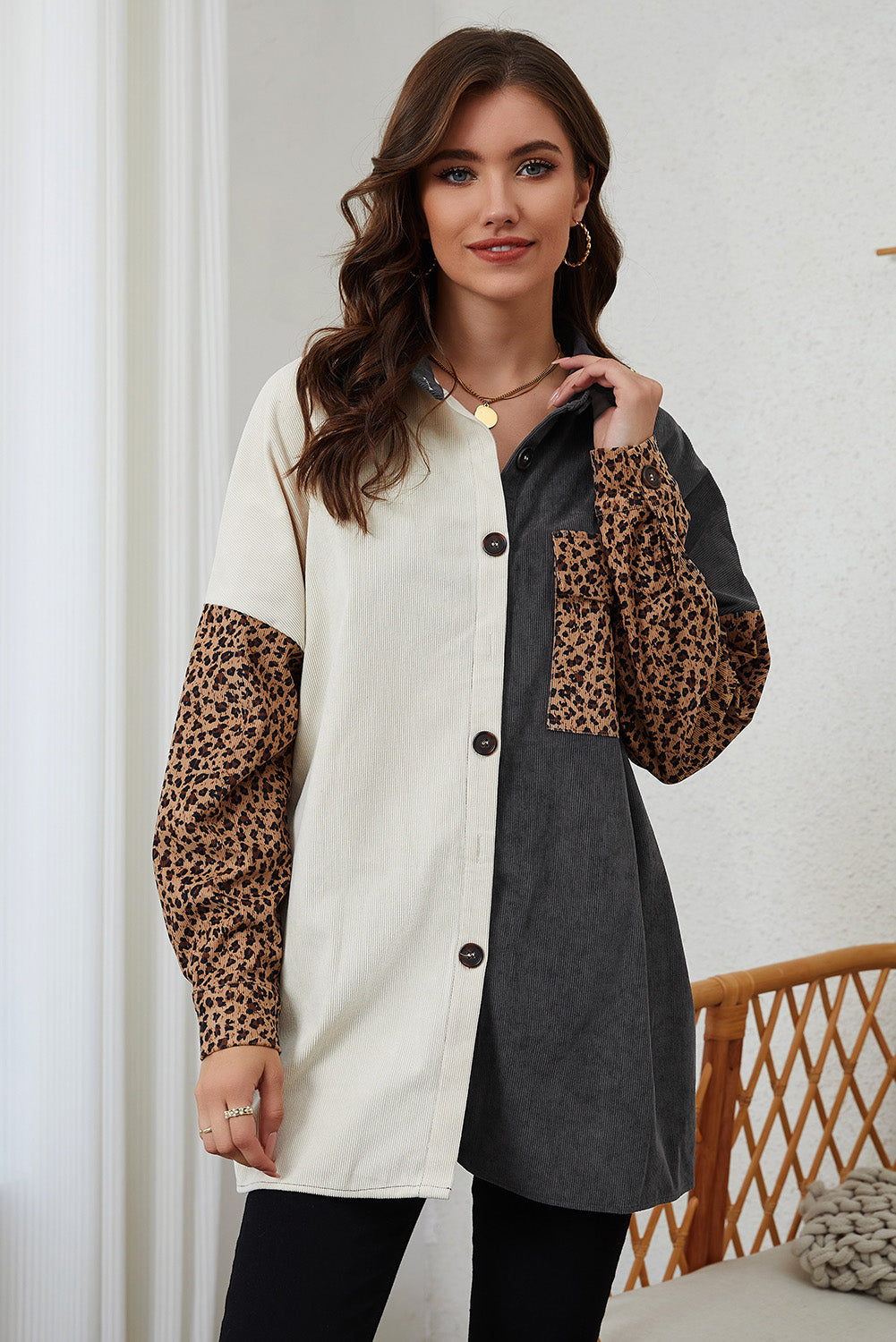 Graue cordjacke mit leopardenmuster und farbblock