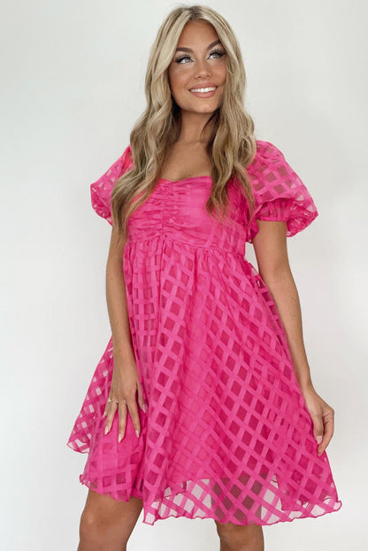 Erdbeerrosa kariertes babydoll-kleid mit puffärmeln