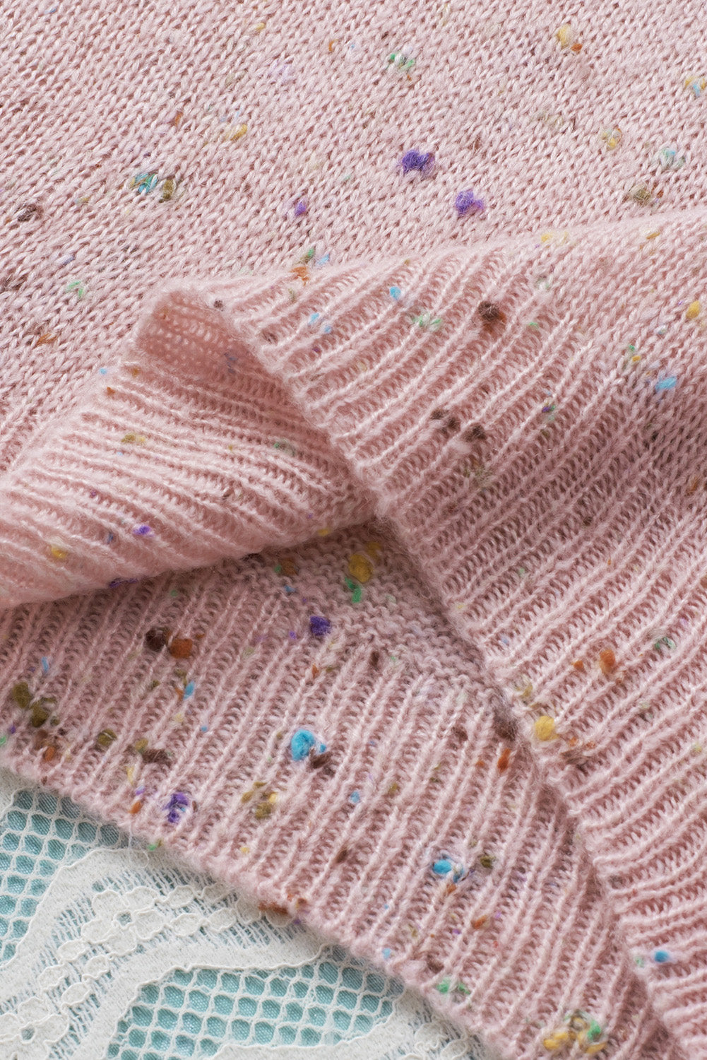 Rosa pullover mit pilling-detail und gemusterten ärmeln