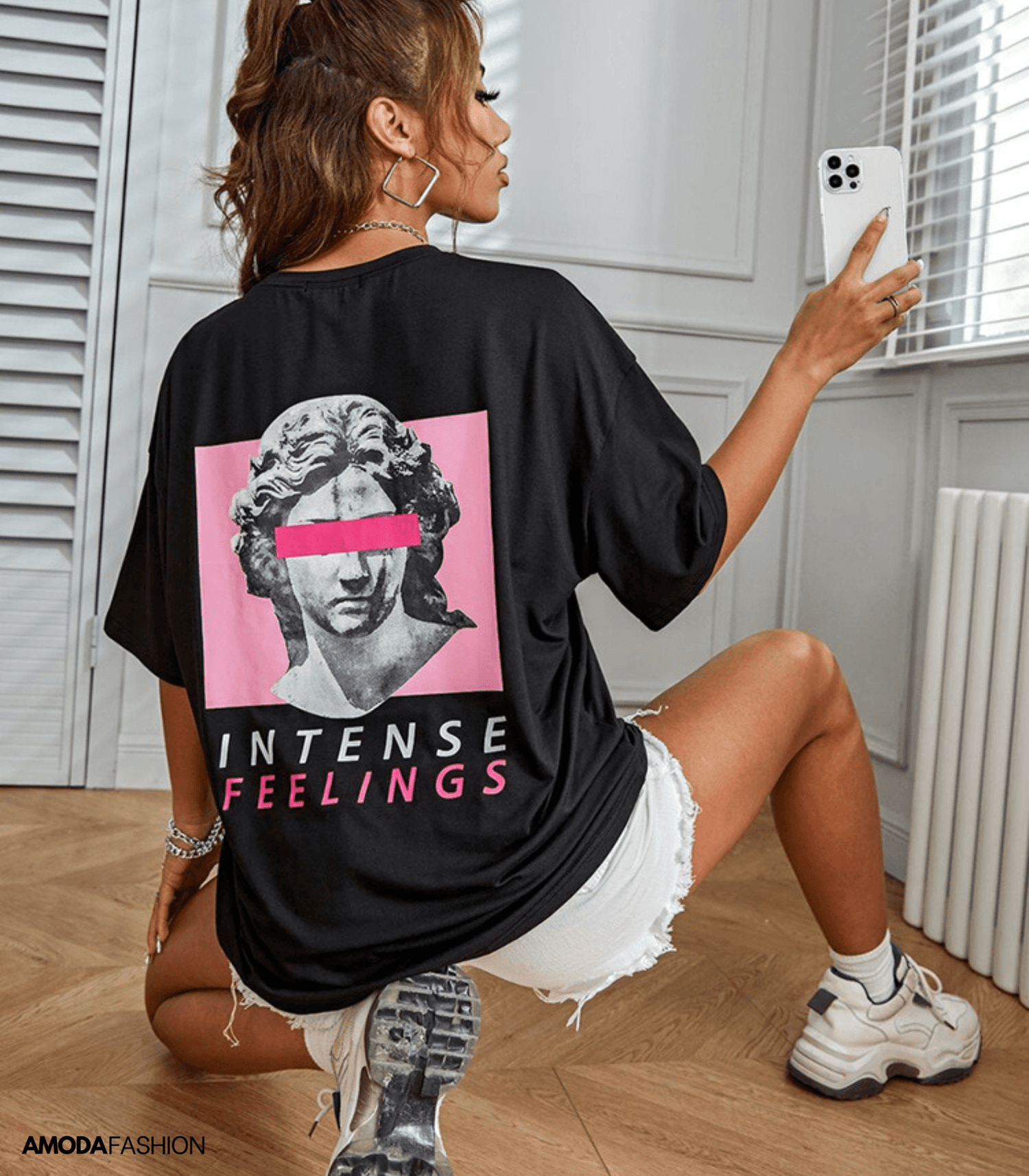 "Intense Feelings" Rückenbedrucktes Kurzarm-T-Shirt - Amodafashion.de