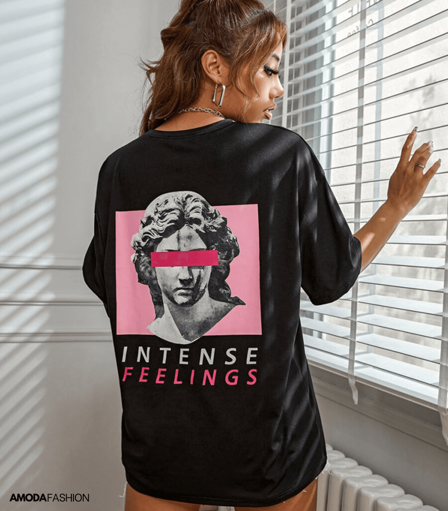 "Intense Feelings" Rückenbedrucktes Kurzarm-T-Shirt - Amodafashion.de