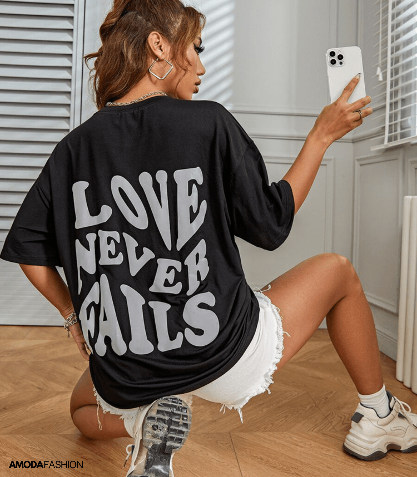 "Love Never Fails" Rückenbedrucktes Kurzarm-T-Shirt - Amodafashion.de