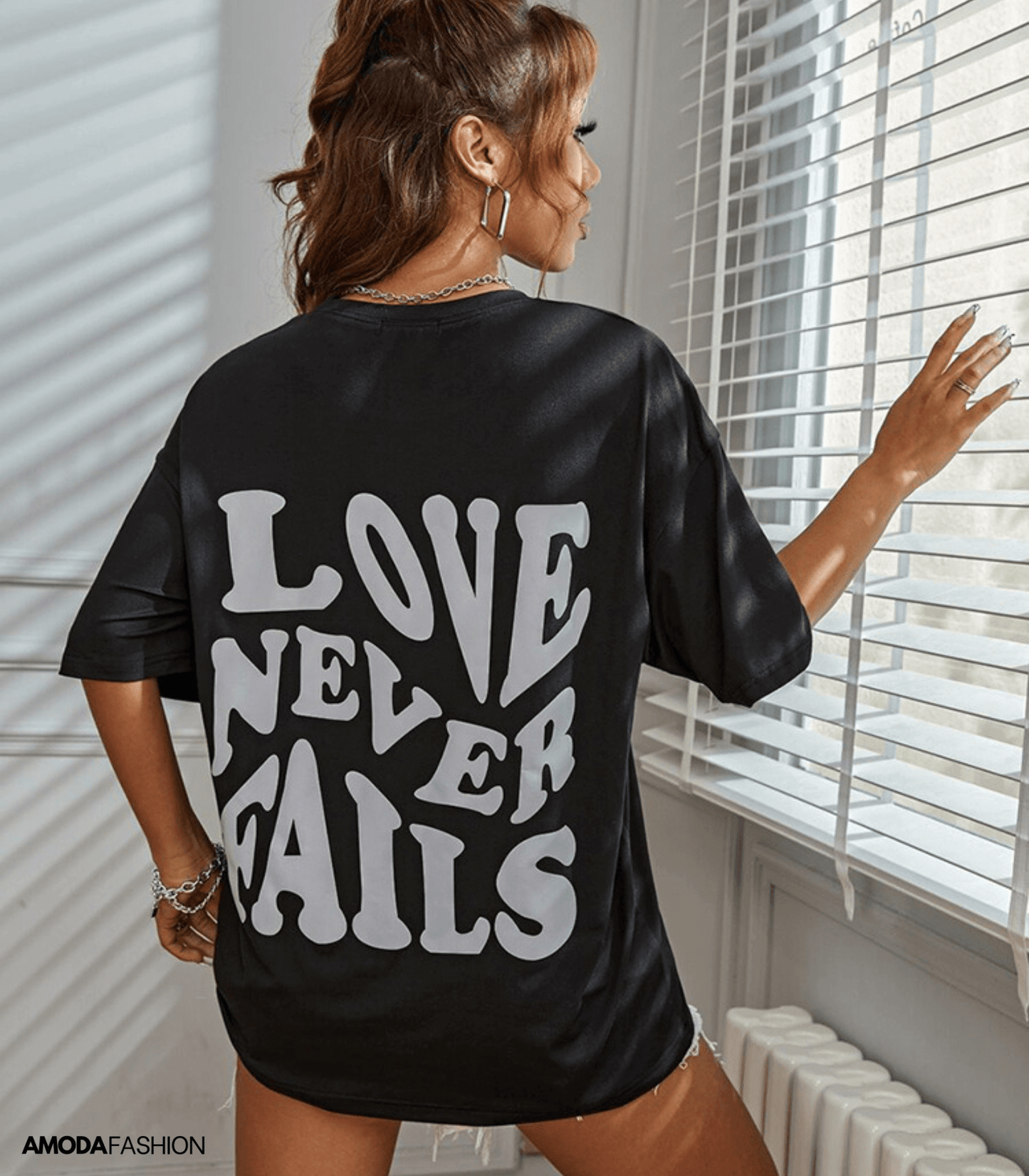 "Love Never Fails" Rückenbedrucktes Kurzarm-T-Shirt - Amodafashion.de