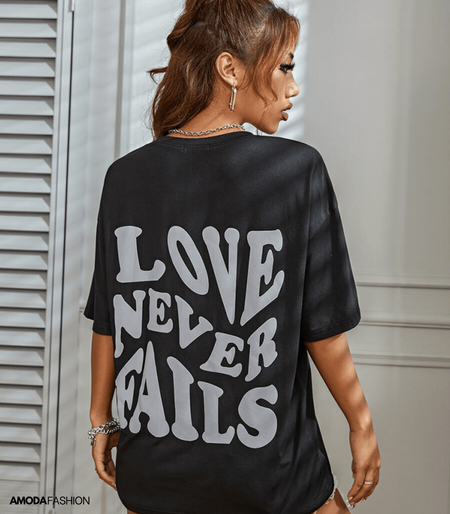 "Love Never Fails" Rückenbedrucktes Kurzarm-T-Shirt - Amodafashion.de